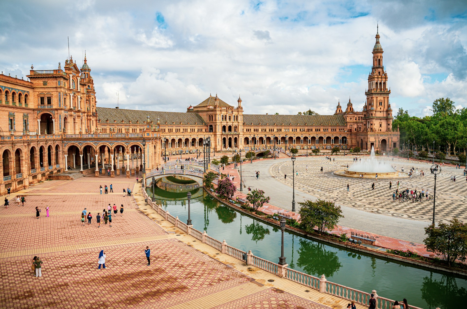 Lire la suite à propos de l’article Les places les plus mythiques des grandes villes espagnoles